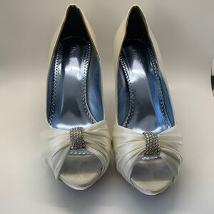 Wedding Bridal Off White  satin Heels​